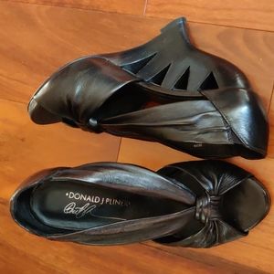 Donald J Pliner Genuane leather Black shoes. Excellent condition.Size6,5.